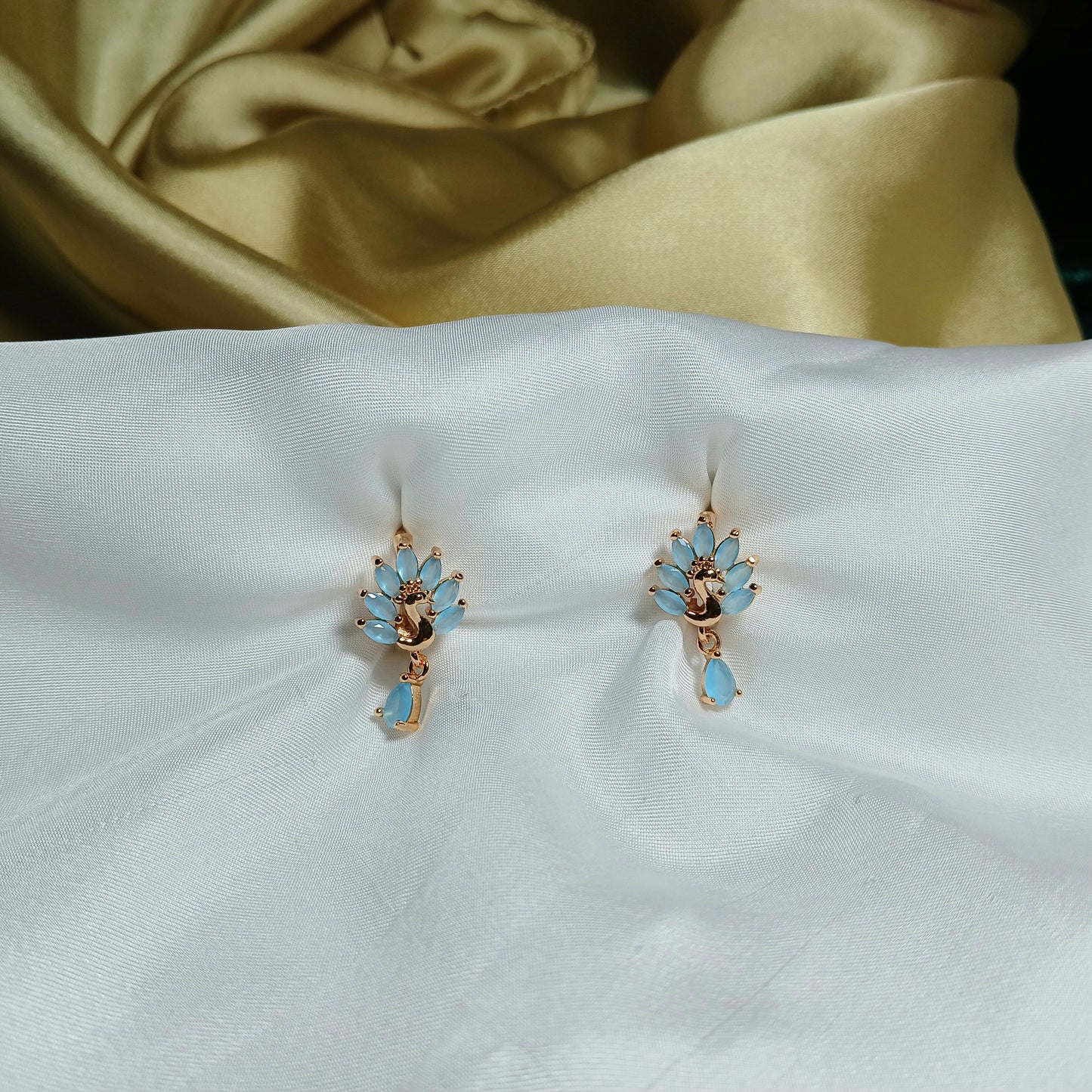 Decent Golden Earrings - Essentique